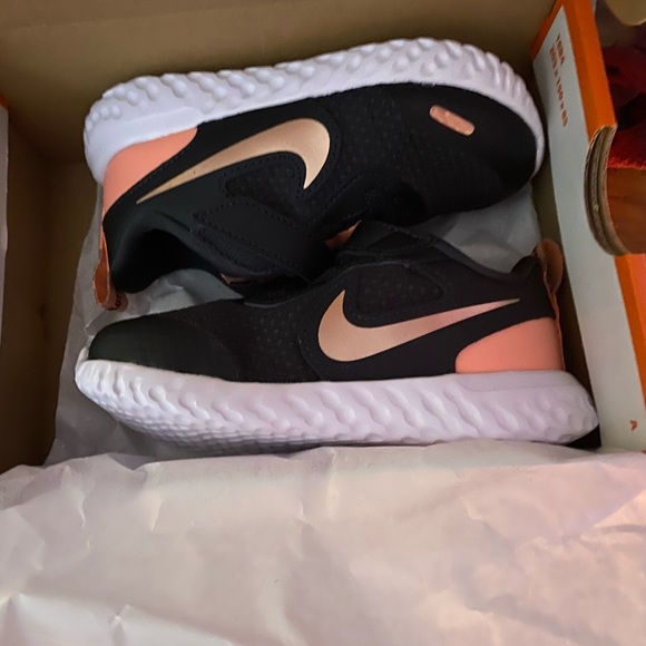 Kids Nike shoes - Picture 1 of 2